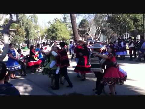 GRUPO ANDANZAS CRIOLLA EN PLAZA SAN BERNARDO.wmv