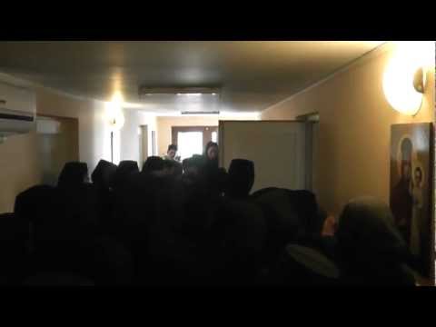 Maicile de la Petru Vodă cântă Părintelui Justin la împlinirea a 94 de ani