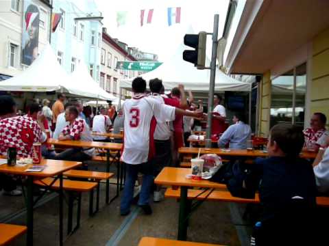 Klagenfurt Euro-08. Poland vs Croatia. Drunken Hooligans Conga.