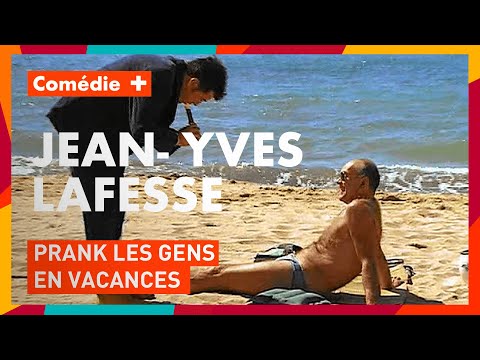 Jean-Yves Lafesse prank des gens en vacances - "Lafesse gauche, Lafesse droite" - Comédie+