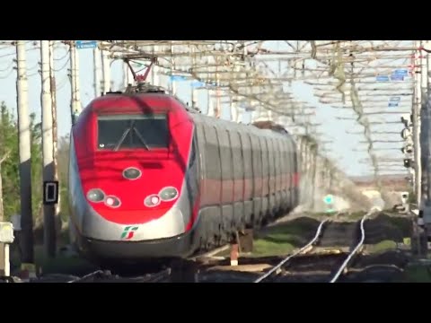 Treno Frecciarossa 8819 Milano Centrale-Bari Centrale in partenza dalla stazione di Faenza