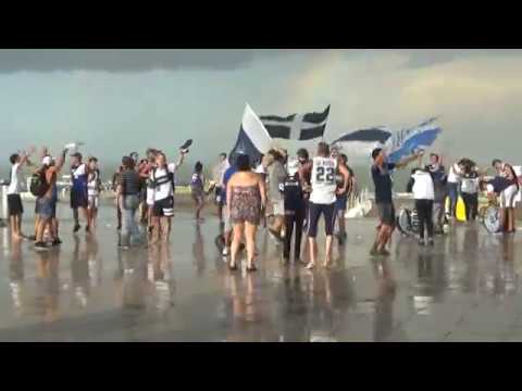 "Hinchas de Gimnasia (La Plata) bajo la lluvia en Mar del Plata" Barra: La Banda de Fierro 22 • Club: Gimnasia y Esgrima