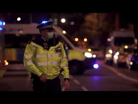 イギリスの警察は、警察署に車が衝突した後、男を拘留しています。 (British police detain man after car crashes into police station)