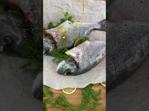 דג בשיפוד מסתובב עם רשת דגים בגריל נפוליאון