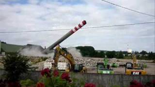 preview picture of video 'Chute de la cheminée de la sucrerie à Marconnelle . Hesdin'