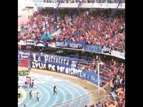 "Celebración del Zulia FC con la hinchada después de terminada la final" Barra: La Petrolera • Club: Zulia