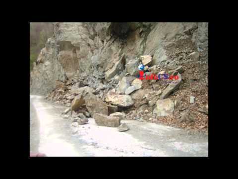 Alunecare de teren cu drum inchis la Cornereva