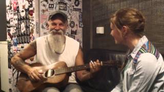 SEASICK STEVE &amp; WALKIN&#39; GIRL JEANNE SINGING WALKIN&#39; MAN