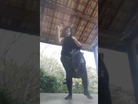 Dançando a música Afrorro - Famalé