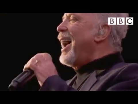 Tom Jones performs 'It's Not Unusual' | T in the Park - BBC