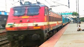 preview picture of video 'HABIBGANJ HUMSAFAR Express Skips Khurai Railway Station'