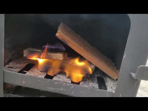 Campfeuer Zeltofen anheizen