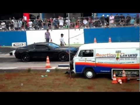 Chevette turbo dando pau em Camaro v8