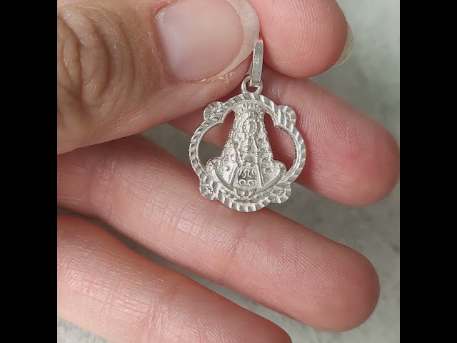 Vídeo relacionado con Only faith Collar de Virgen del Rocio para mujer Acero inoxidable colgante Virgen Maria con Tarjeta de Presentación collar 45 cm (Virgen del Rocio Plateado)