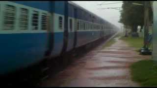 preview picture of video 'Kalinga Utkal express burst out in heavy rain...!!'