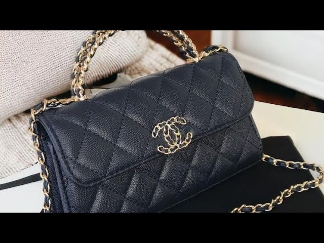 شنطة جلد أحمر غامق