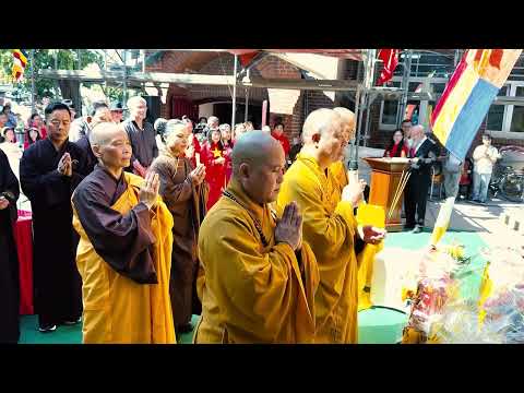 Hòa Thượng Thích Thọ Lạc Tụng Kinh Trước Giờ Cất Nóc Chùa Đồng Tâm