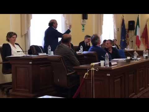 Lo show di Bruno Di Masci in consiglio comunale