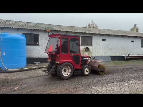 Video: Yanmar 155 D traktor 4WD med kost 1