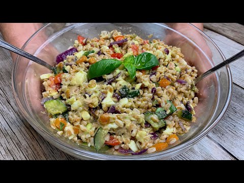 Questa insalata italiana di farro sta facendo impazzire il mondo! Ricetta facile, sana e deliziosa!