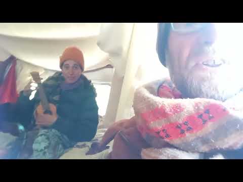 Het is niet altijd rozengeur en maneschijn, maar we blijven zingen ook als het even "tegen" zit.