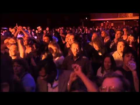 Miniatura de YouTube - I Walk Alone