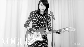 Dee Dee Penny – Little Minx (Live on Vogue)