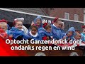 De optocht in Ganzendonck ging ondanks het weer gewoon door.
