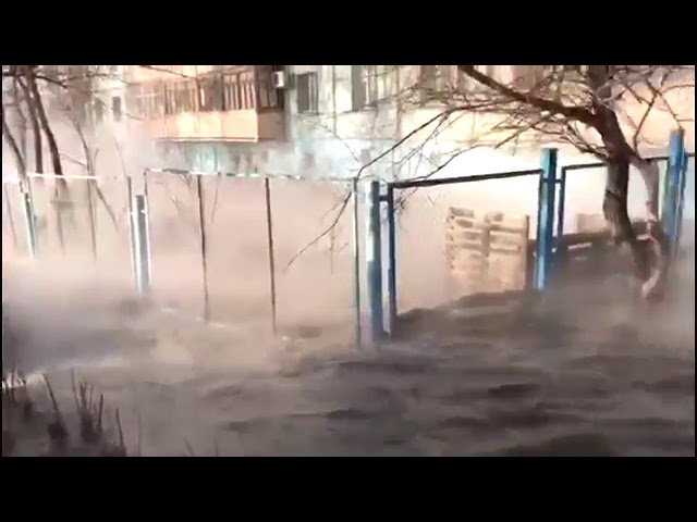 Авария на канализационном коллекторе в Хабаровске превратила несколько улиц в 