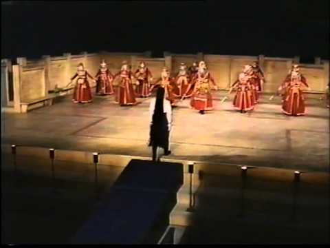 Συγκριτική θεώρηση της αισθητικής των στασίμων στον Αγαμέμνονα του Αισχύλου: ο Χορός στις σκηνοθεσίες των Peter Stein [Πέτερ Στάιν] (Schaubühne, 1980), Ariane Mnouchkine [Αριάν Μνουσκίν] (Les Atrides, πρόβες, Montpellier, Ιούνιος 1992), Georges Lavaudant [Ζωρζ Λαβωντάν] (Odéon, 1999) και Patrick Géry [Πατρίκ Ζερύ] (Théâtre des Communes, Aubervilliers, 2007). Κάθε ανάγνωση διαμορφώνει διακριτό σωματικό, ρυθμικό και φωνητικό ιδίωμα για την εκφορά του στασίμου, από την τελετουργική μνημειακότητα έως τη συλλογική σωματικότητα.