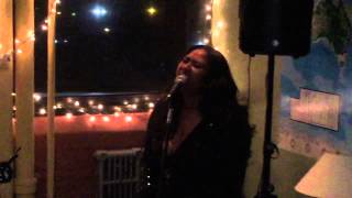 Jazmine Sullivan performs &quot; Forever Don&#39;t Last &quot; at her Phi