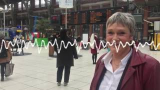 Simone, la voix de la SNCF, de passage dans les gares de Lille