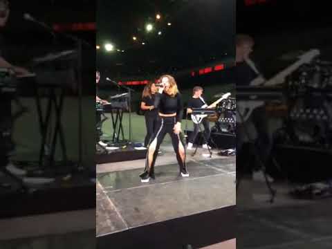 Beast - Laura Tesoro (Live in Sportpaleis Antwerpen)