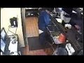 Empleado de Pizza Hut hace sus necesidades en un fregadero de la cocina