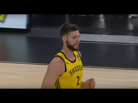 Adam Ramstedt trycker i bollen där den hör hemma mot Kroatien 2020