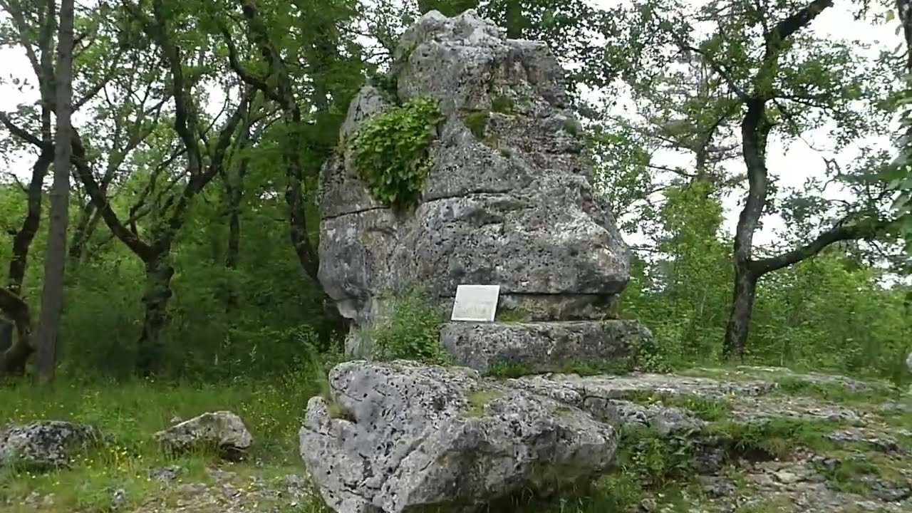 L'histoire d'un observatoire antique du solstice d'hiver, un cluzeau et des sarcos mérovingiens