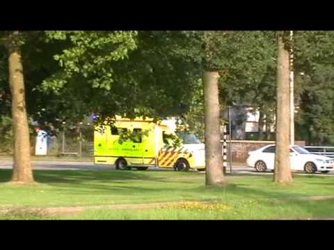 Ambulance 02 112 Leeuwarden komt met spoed aan bij het MCL