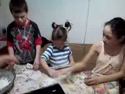 Alexandra cu verisori facand placinte