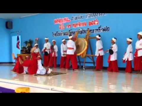 ตีกลองสะบัดชัย | โรงเรียนบ้านแม่กื้ดหลวงกัญไชยมิตรภาพที่ 182