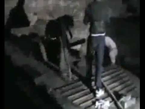 عناصر كتيبة فجر الإسلام تقوم بصيانة عربة بي ام بي التي تم الإستيلاء عليها