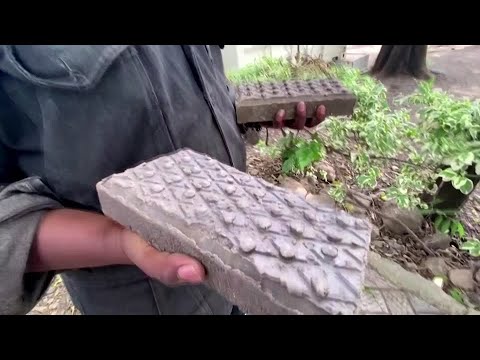 鋪路。肯亞人將塑膠回收成磚 (Paving the way: Kenyan recycles plastic into bricks)
