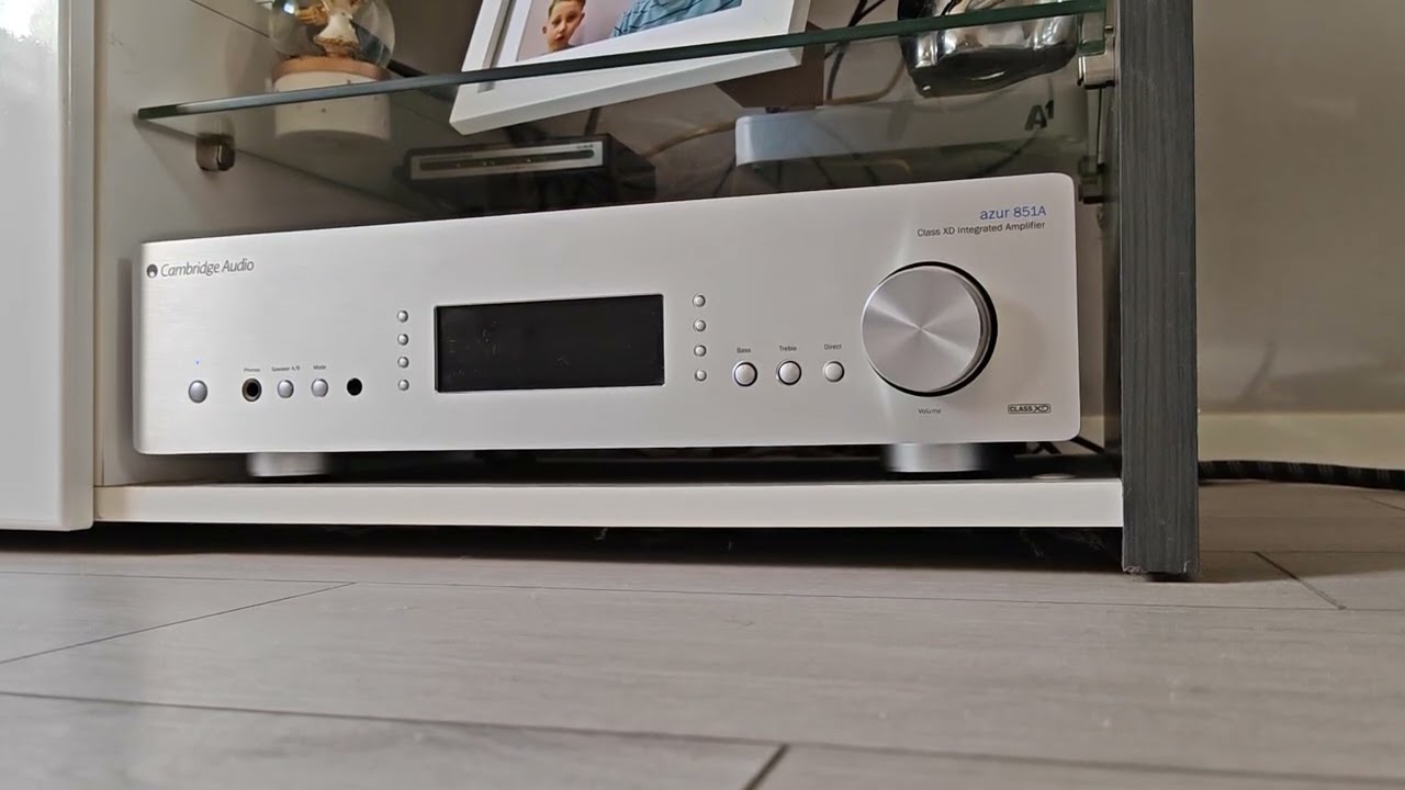 Cambridge Audio Azur 851A going to standby and turning on