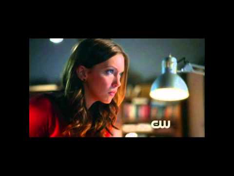 Arrow S01E04 - Oliver Queen Gets a file for Laurel's case