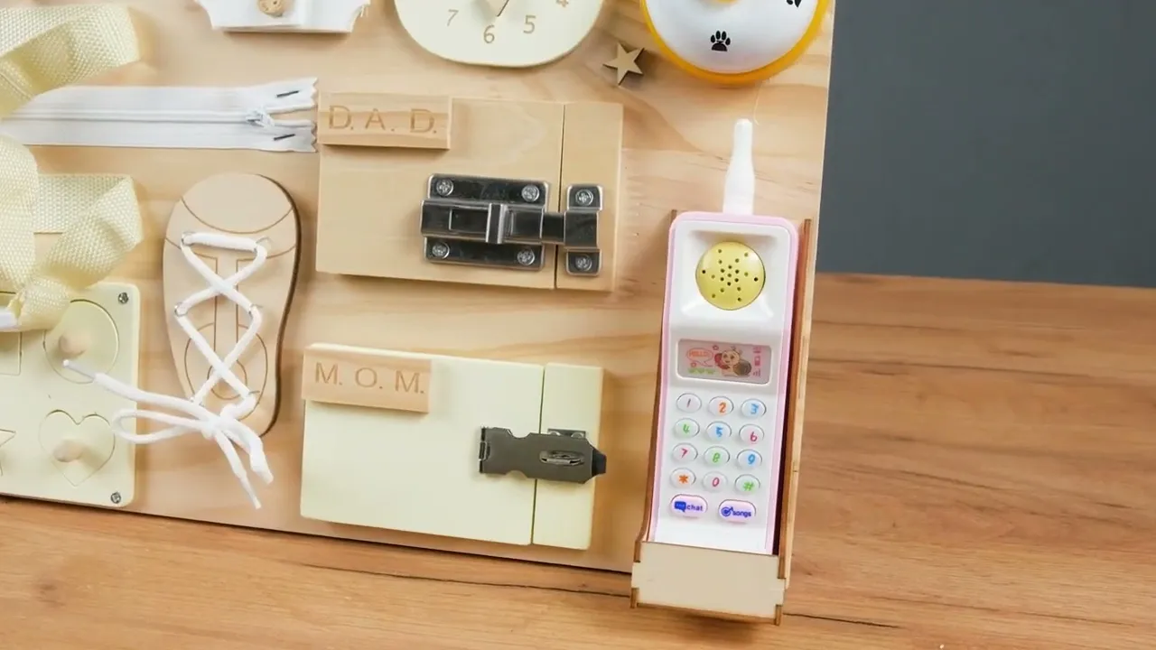 Деревянный бизиборд с магнитной доской и телефоном