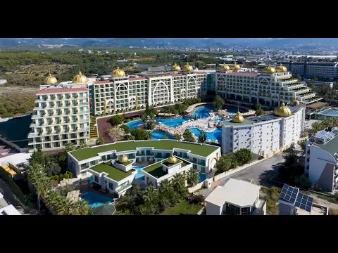 Luftaufnahme des Alan Xafira Deluxe Resort & Spa mit Swimmingpools und Gebäuden.