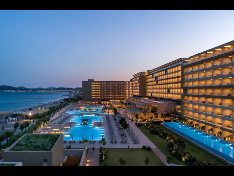 Am Abend aufgenommenes Bild des Amada Colossos Resorts mit Swimmingpools und Blick auf das Meer.