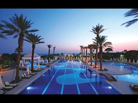 Außenpool des Limak Atlantis Deluxe Hotel & Resort mit Sonnenliegen und Palmen