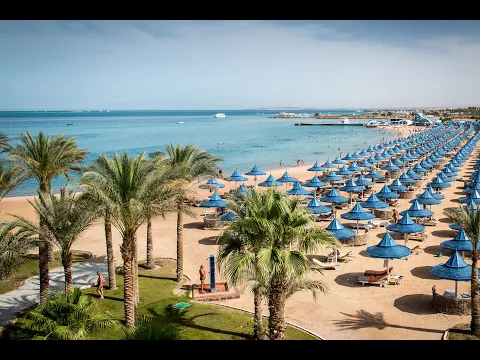 Aussicht auf das Grand Hotel Hurghada mit Pool und Sonnenuntergang im Hintergrund.