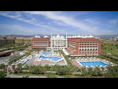 Luftaufnahme des Royal Taj Mahal Hotels mit Meerblick, Wasserrutschen und einem Vergnügungspark.