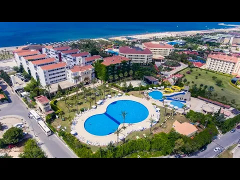Luftaufnahme des Cesars Side Resort Hotels mit großem Swimmingpool, Wasserrutschen und mehreren Gebäuden am Meer